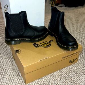 Dr. Martens Chelsea Boots (mint condition LIKE NEW!!) Women’s size 7 runs true